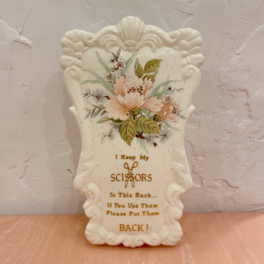 Vintage Ornate Floral Ceramic Pottery Wall Hanging Scissor Holder w Gold Writing